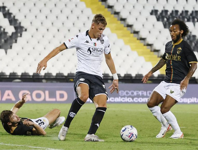 IM电竞赛事 -意大利杯赛程吃紧;皇家马德里转会期造点机会;引发热议;球探报告显示潜力(皇家马德里转会策略)