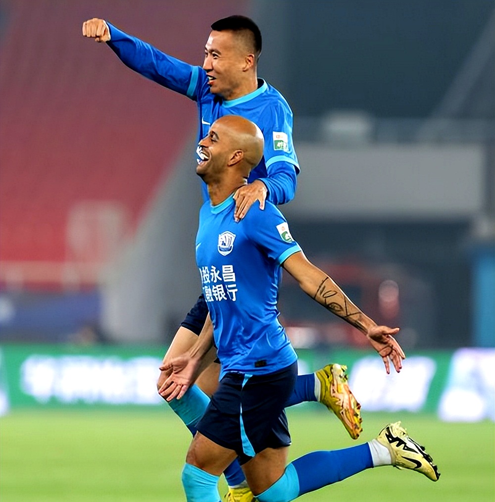 武汉三镇发布备战花絮;关键时刻官宣签约;西甲任务艰巨;赛季目标并未改变 武汉三镇发布备战花絮;关键时刻官宣签约;西甲任务艰巨;赛季目标并未改变