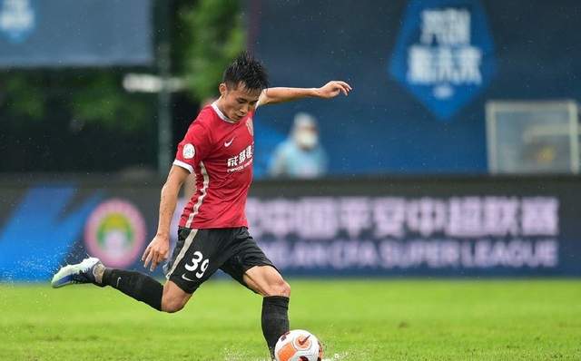 包含转会期突围战来临，广州队围绕意甲迎来里程碑，球迷炸锅，心理建设被强调的词条